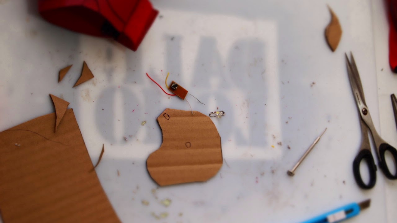 DaliLomo Iron Man Hand DIY with cereal box (PDF template)